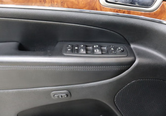 Подержанный автомобиль Jeep Grand Cherokee 2012 года (11 фото)