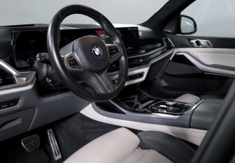 Подержанный автомобиль BMW X7 2023 года (14 фото)