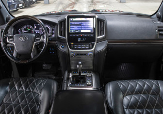 Подержанный автомобиль Toyota Land Cruiser Suv 2018 года (13 фото)