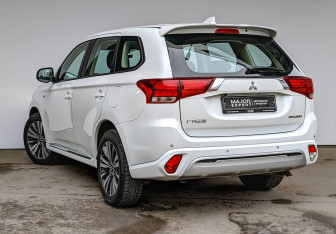 Подержанный автомобиль Mitsubishi Outlander 2022 года (7 фото)