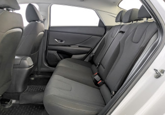 Подержанный автомобиль Hyundai Elantra Sedan 2022 года (12 фото)