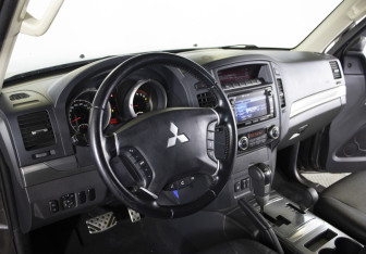 Подержанный автомобиль Mitsubishi Pajero 2012 года (9 фото)