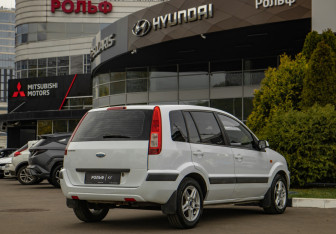 Подержанный автомобиль Ford Fusion 2008 года (4 фото)