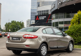 Подержанный автомобиль Renault Fluence 2012 года (4 фото)