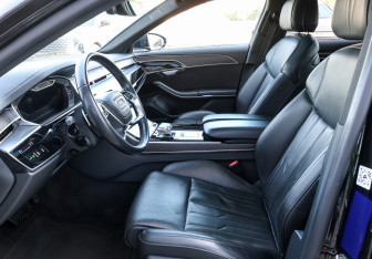 Подержанный автомобиль Audi A8 2022 года (17 фото)