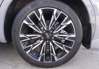 Подержанный автомобиль Hongqi HS5 2024 года (19 фото)
