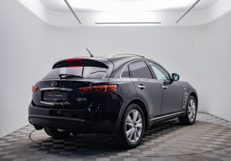 Подержанный автомобиль Infiniti QX70 2016 года (5 фото)