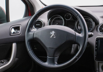 Подержанный автомобиль Peugeot 308 Hatchback 2011 года (15 фото)