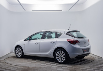 Подержанный автомобиль Opel Astra Hatchback 2012 года (7 фото)