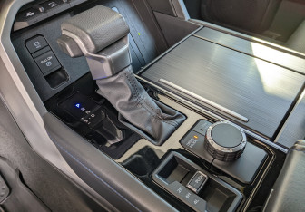 Подержанный автомобиль Toyota Sequoia 2023 года (10 фото)