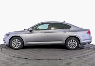 Подержанный автомобиль Volkswagen Passat Sedan 2021 года (8 фото)