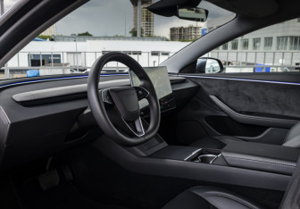 Подержанный автомобиль Tesla Model 3 2025 года (9 фото)