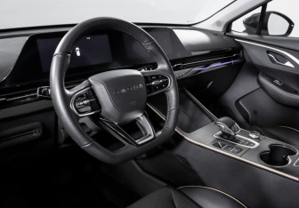 Подержанный автомобиль Omoda C5 2023 года (14 фото)