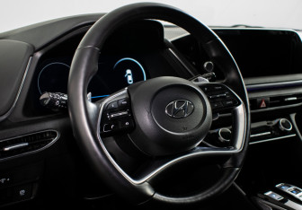Подержанный автомобиль Hyundai Sonata 2022 года (17 фото)