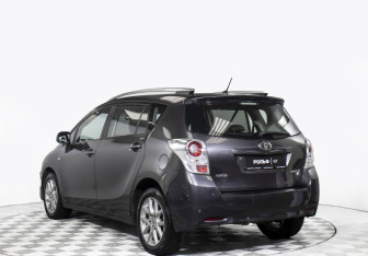 Подержанный автомобиль Toyota Verso 2012 года (7 фото)