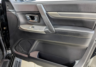Подержанный автомобиль Mitsubishi Pajero 2011 года (25 фото)