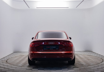 Подержанный автомобиль Audi A4 Sedan 2013 года (6 фото)