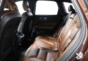 Подержанный автомобиль Volvo XC60 2018 года (10 фото)