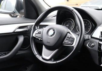 Подержанный автомобиль BMW X1 2015 года (15 фото)