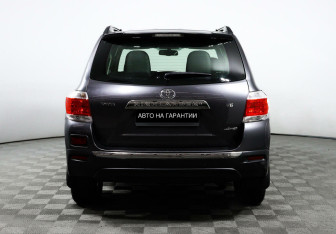 Подержанный автомобиль Toyota Highlander 2012 года (6 фото)