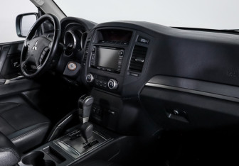 Подержанный автомобиль Mitsubishi Pajero 2013 года (9 фото)