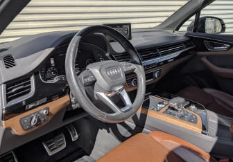 Подержанный автомобиль Audi Q7 2017 года (16 фото)