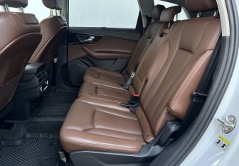 Подержанный автомобиль Audi Q7 2017 года (10 фото)