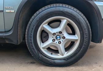 Подержанный автомобиль BMW X5 2002 года (16 фото)