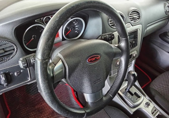 Подержанный автомобиль Ford Focus Hatchback 2010 года (12 фото)