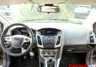Подержанный автомобиль Ford Focus Sedan 2012 года (10 фото)