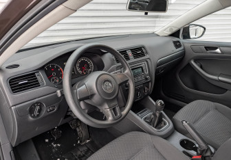 Подержанный автомобиль Volkswagen Jetta Sedan 2014 года (16 фото)