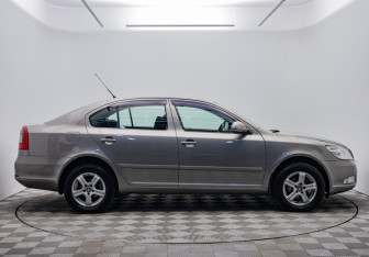 Подержанный автомобиль Skoda Octavia Liftback 2009 года (6 фото)