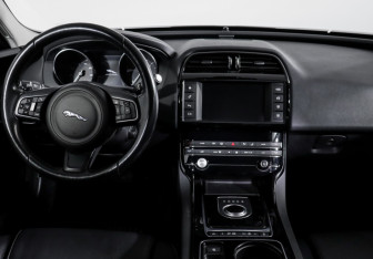 Подержанный автомобиль Jaguar XE 2016 года (12 фото)