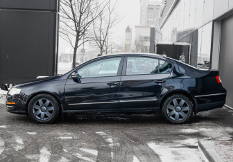 Подержанный автомобиль Volkswagen Passat Sedan 2005 года (4 фото)