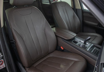 Подержанный автомобиль BMW X5 2015 года (10 фото)