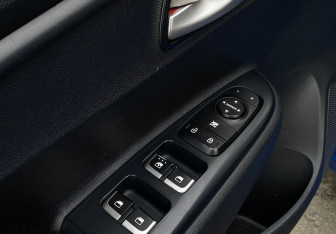 Подержанный автомобиль Kia Rio Sedan 2017 года (19 фото)