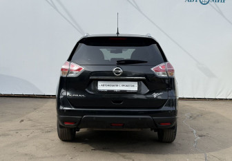 Подержанный автомобиль Nissan X-Trail 2016 года (6 фото)