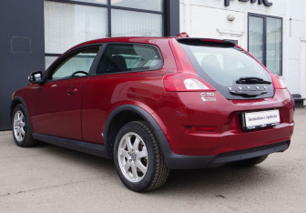 Подержанный автомобиль Volvo C30 2011 года (7 фото)