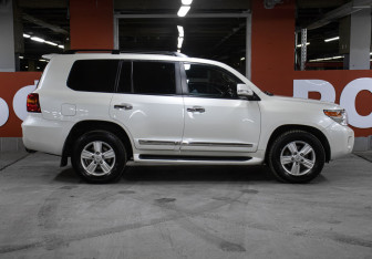 Подержанный автомобиль Toyota Land Cruiser Suv 2013 года (4 фото)