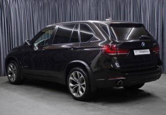 Подержанный автомобиль BMW X5 2014 года (7 фото)