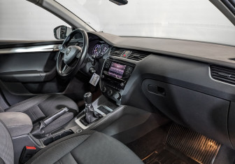Подержанный автомобиль Skoda Octavia Liftback 2019 года (13 фото)