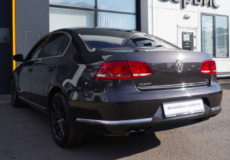 Подержанный автомобиль Volkswagen Passat Sedan 2011 года (7 фото)