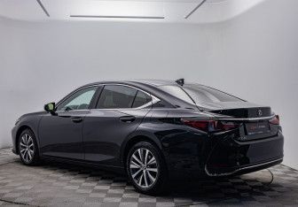 Подержанный автомобиль Lexus ES 2021 года (7 фото)
