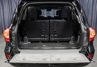 Подержанный автомобиль Toyota Land Cruiser Suv 2013 года (10 фото)