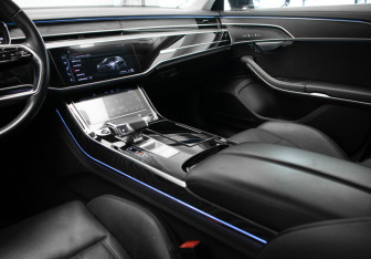 Подержанный автомобиль Audi A8 2022 года (15 фото)