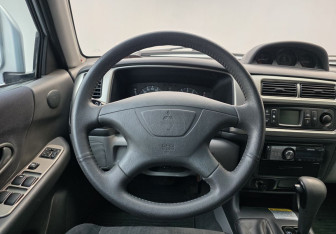 Подержанный автомобиль Mitsubishi Pajero Sport 2005 года (12 фото)