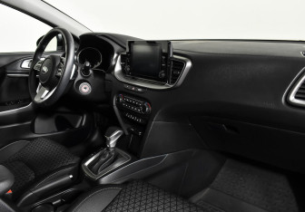 Подержанный автомобиль Kia Ceed Hatchback 2020 года (8 фото)