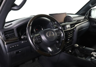 Подержанный автомобиль Lexus LX 2016 года (13 фото)
