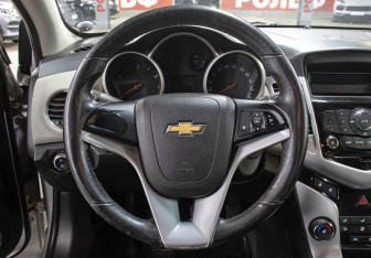 Подержанный автомобиль Chevrolet Cruze Sedan 2011 года (16 фото)