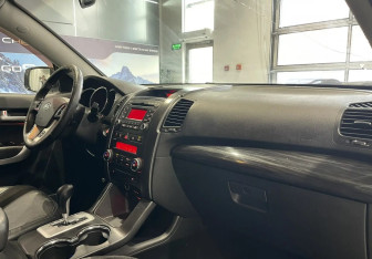 Подержанный автомобиль Kia Sorento 2012 года (9 фото)